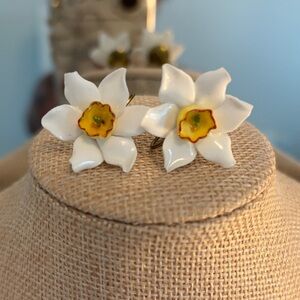 Vintage Denton England White Floral Earrings                     Screw-back